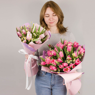 Букеты из тюльпанов с ромашками нежно розовый для мамы и дочки 46337