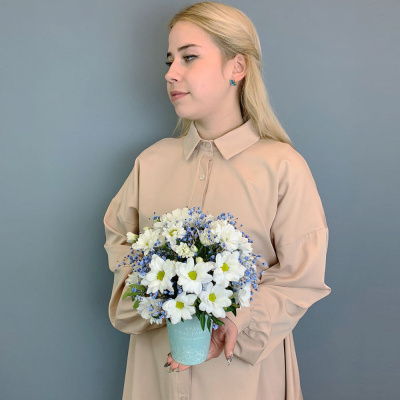 Стаканчик с хризантемой и голубой гипсофилой N 66995-Г