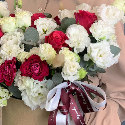 Коробка с розами и эустомой N 67000