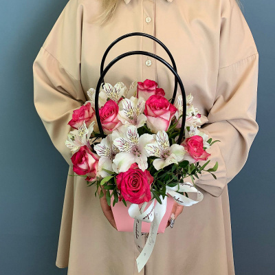 Сумочка с розовыми розами Кения и альстромерией N 66996-Р