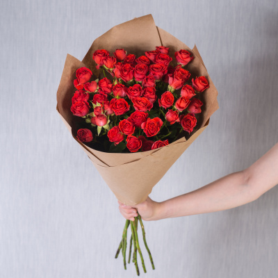 Букет из красных кустовых роз в крафте 27803-Кр