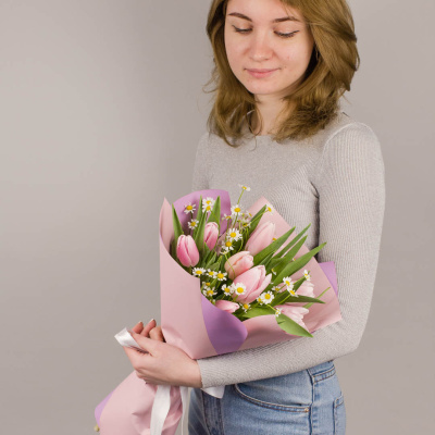 9 тюльпанов с ромашками N 46336