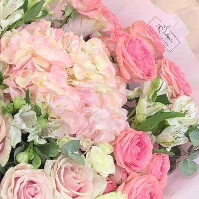 Букет с гортензией и кустовыми розами 71077