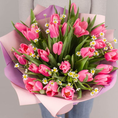 Букет 25 розовых тюльпанов с танацетумом 46335