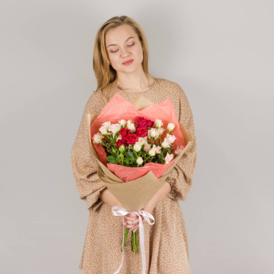 Букет из красных и розовых кустовых роз с эвкалиптом 50401-КрР