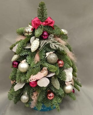 "Елка N 2" (30 см) из нобилиса и сухоцветов.N 25897