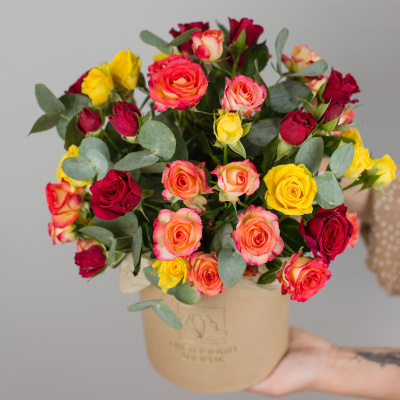 Коробка с цветными кустовыми розами и эвкалиптом 50412