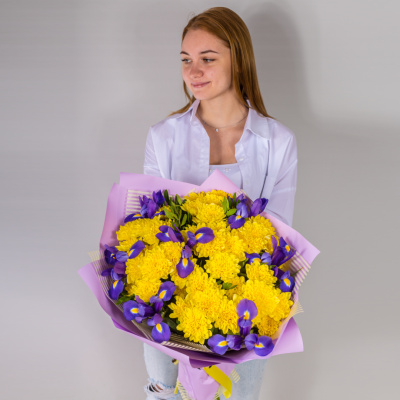 Букет с кустовой хризантемой и ирисами Соната желтая 7047-Ж