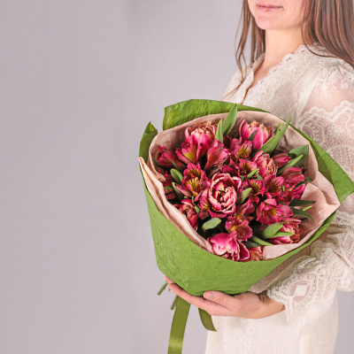 Букет из пионовидных тюльпанов Колумбус с альстромерией 59898