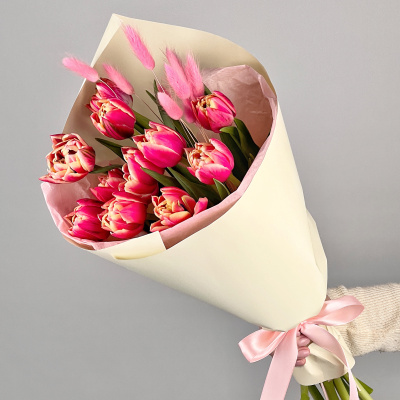 Букет из 11 пионовидных тюльпанов Колумбус с лагурусом 46460