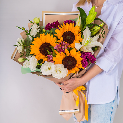 Букет с подсолнухами и лилиями арт. 52963Дв