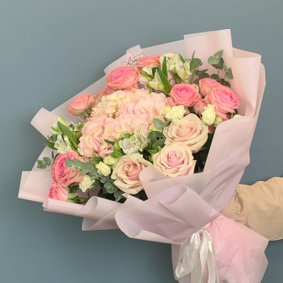 Букет с гортензией и кустовыми розами 71077