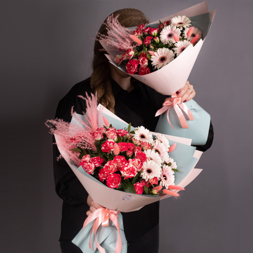 Букет из кустовой розы и мини гербер "Офелия стандарт. Размер L". арт. 35973/L