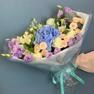 Большой букет с гортензией, эустомой и кустовыми розами N 66669