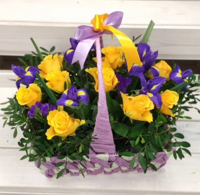 Корзина с розами и ирисами "Солнечный день" 28936