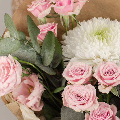 Букет из одноголовой хризантемы с розами и эвкалиптом 50447