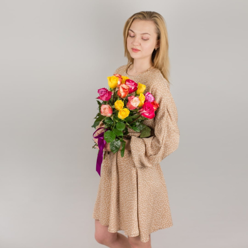 Букет из 15 цветных Эквадорских роз 40 см. с крупным бутоном арт. 50564