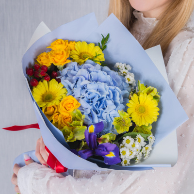 Яркий букет с гортензией, кустовой розой и мини герберами "Облачный атлас" N 38167 Яркий букет с гортензией, кустовой розой и мини герберами "Облачный атлас" N 38167