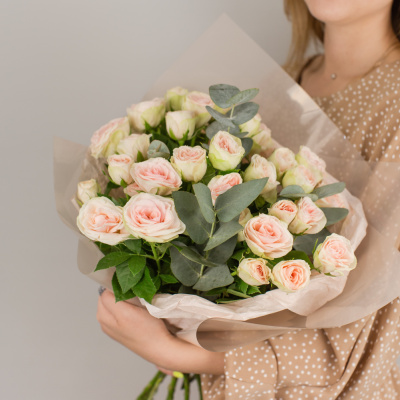 Букет из кустовых пионовидных кремовых роз с эвкалиптом N 50416