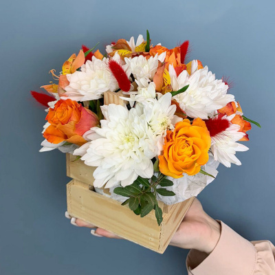 Ящик с цветами фиолетовые розы и хризантема N 66998-Ф