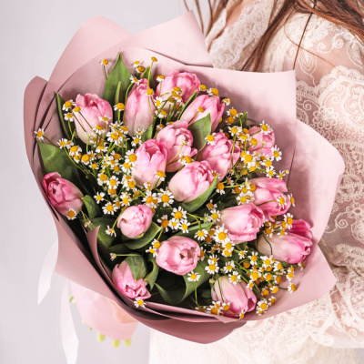 Букет из 15 розовых тюльпанов с ромашками (танацетум) 59901
