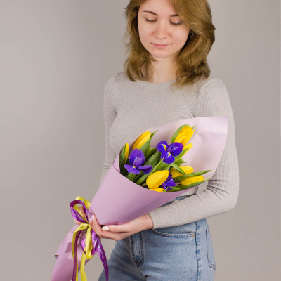 Желтые тюльпаны с ирисами. Небольшой букет. N 46329