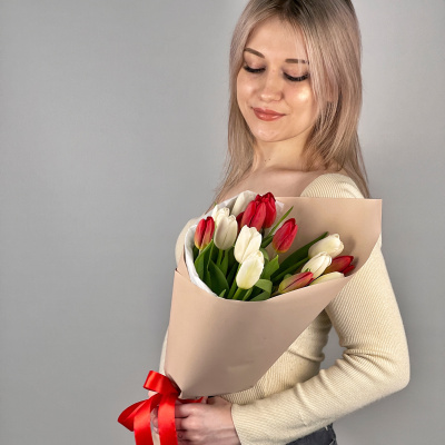 Букет из 15 красно-белых тюльпанов 28405