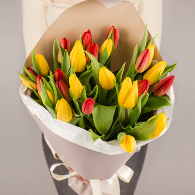 Букет из 25 красных и желтых тюльпанов в упаковке 46175