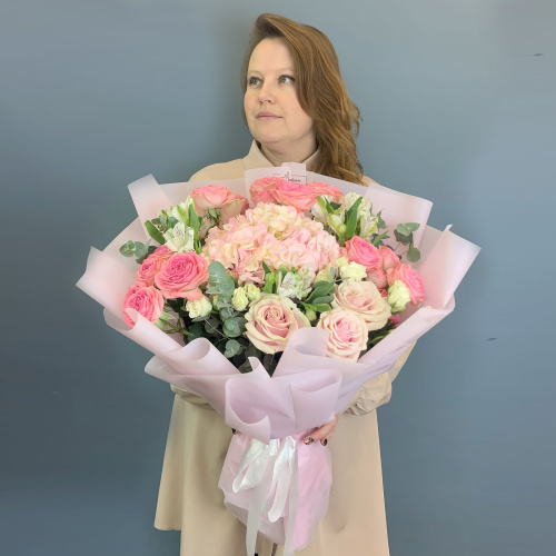 Букет с гортензией и кустовыми розами арт. 71077