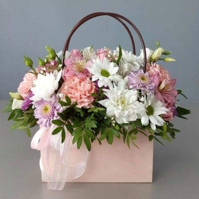 Сумочка с живыми цветами "Нежная" в розовой гамме из кустовой хризантемы, розы, эустомы N 5514