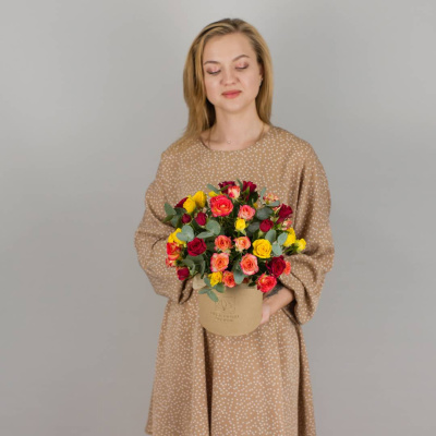 Коробка с цветными кустовыми розами и эвкалиптом 50412