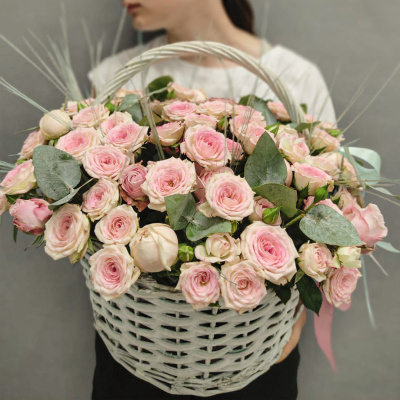 Корзина нежных кустовых роз 45005