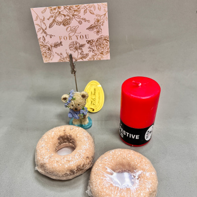 Подарочный набор "Наслаждайся" с пончиками-бомбочками для ванны, свечой и держателем для фото N 46448