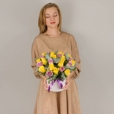 Коробка с желтыми и фиолетовыми кенийскими розами и эвкалиптом 50536