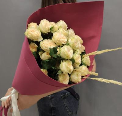 Букет из кустовых пионовидных роз кремового цвета N 47529