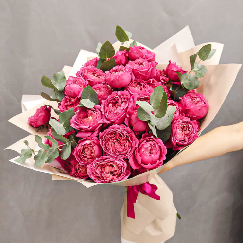 Букет из ярких кустовых пионовидных роз с эвкалиптом арт. 45355